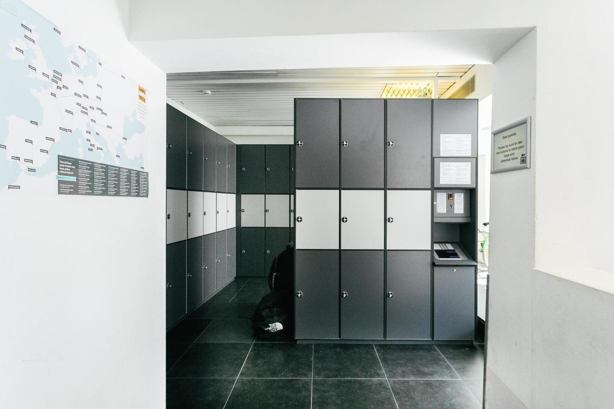 St Christopher'S Inn Hostel At The Bauhaus Brujas Exterior foto